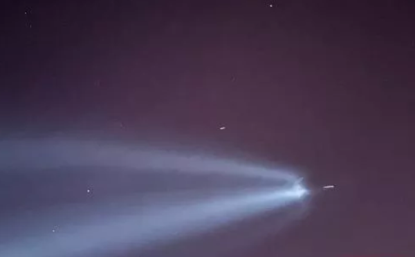 新疆夜空出现不明发光飞行物？