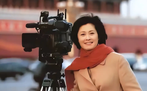 敬一丹遗体已火化，女儿不肯离去