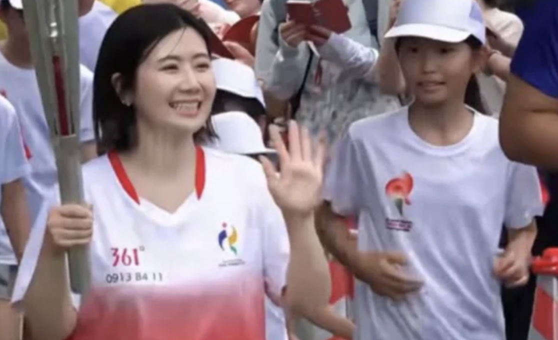 福原爱现身亚运会传圣火