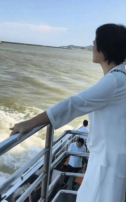 点击图片看原样大小图片
