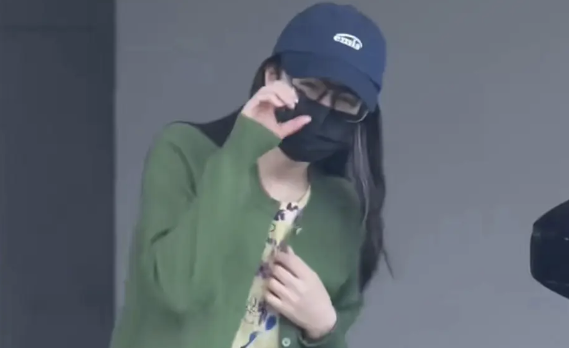 迪丽热巴秋日私服太治愈了