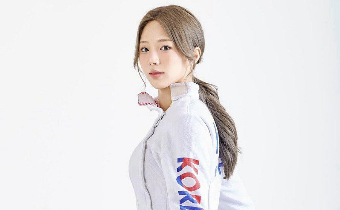 女子击剑运动员“神颜”爆火