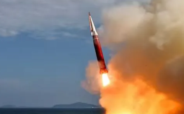 金正恩观摩朝鲜新型武器试验