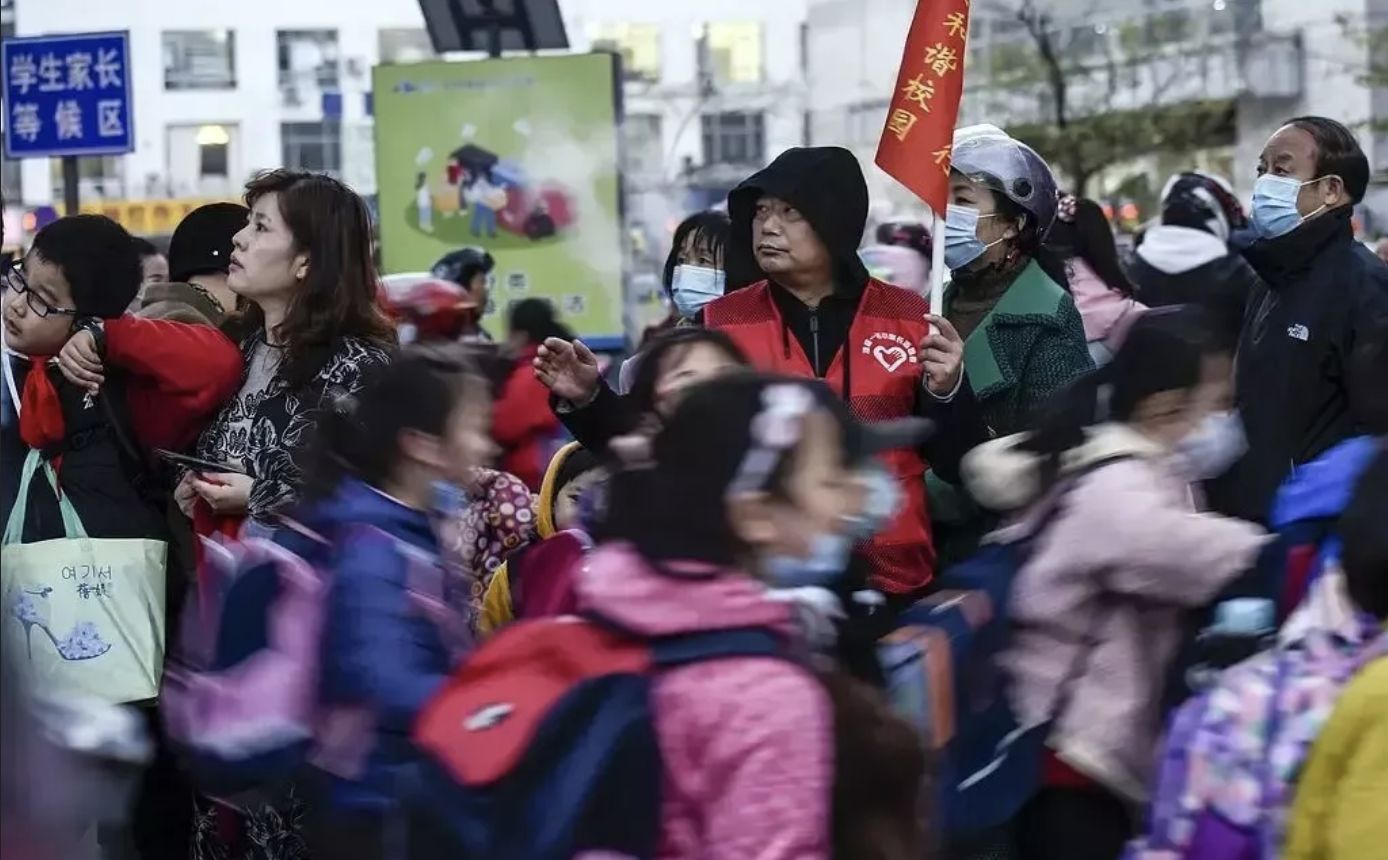 整改次日67岁老人站岗，教育局改了个寂寞
