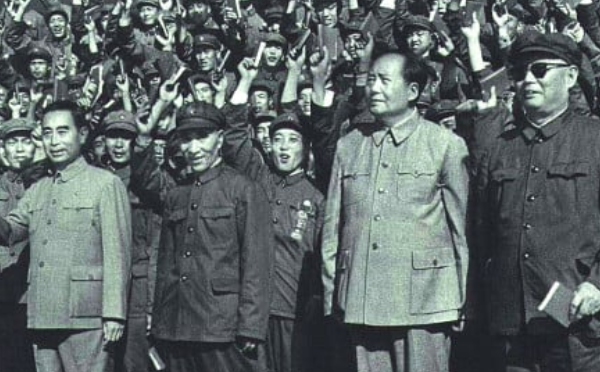 苟活之下的“忠诚”表演