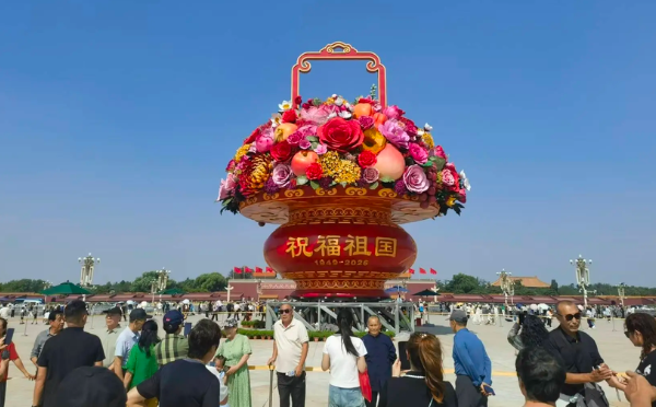 天安门广场大花篮亮相