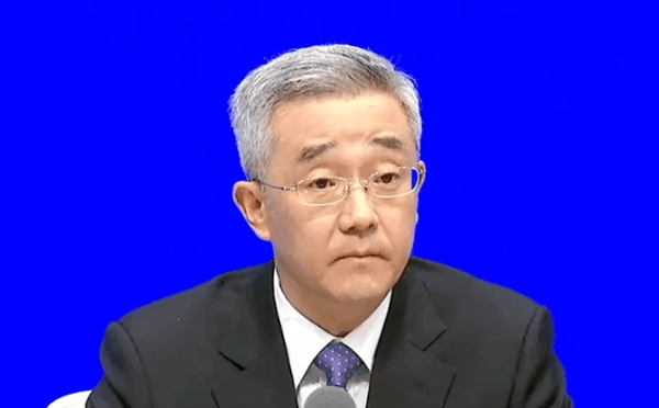 胡海峰露面，却因容貌惹议