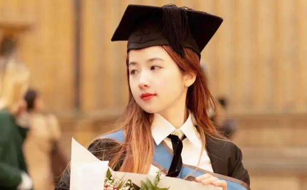 被退学的天才少女，从牛津毕业了