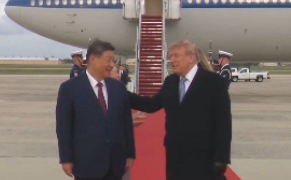 川普拍了拍习的肩膀