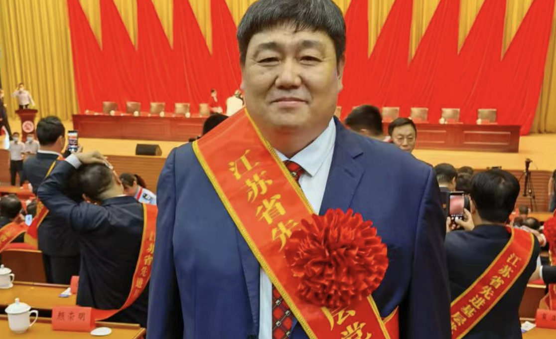 银行董事长跟上级拍桌子，下场很惨