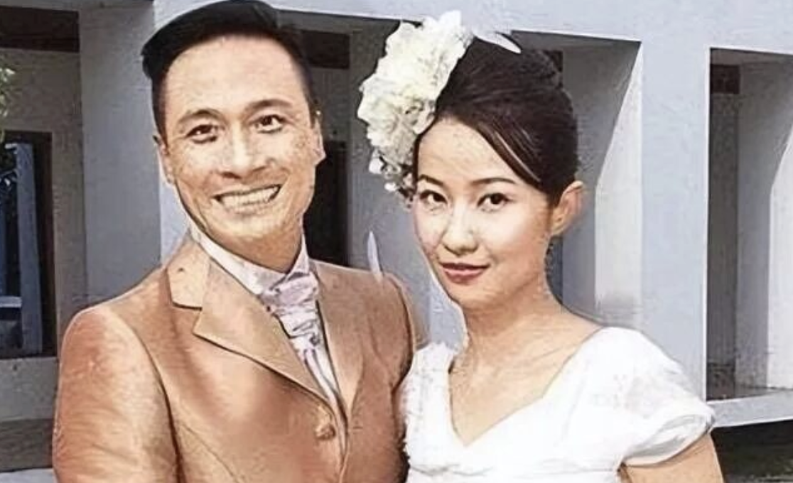 嫁人20年不做家务，55岁仍像少女