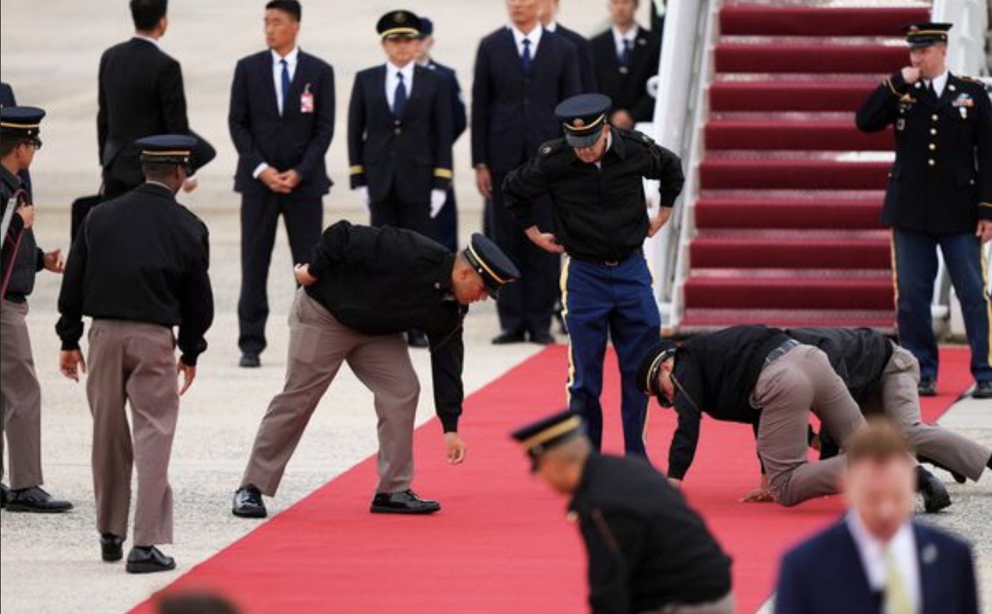 美军跪地擦红毯迎习近平