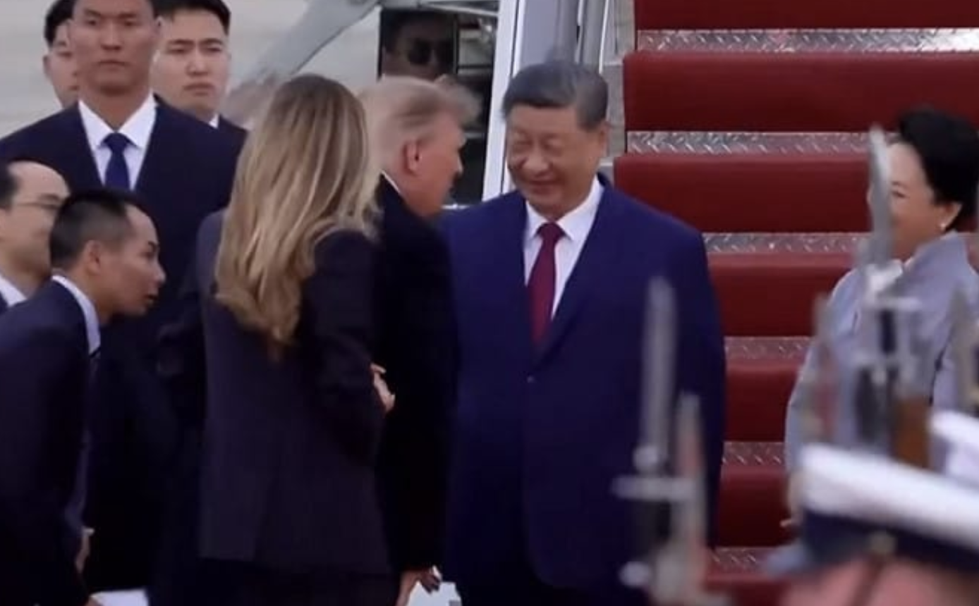 习近平下飞机又要彭丽媛扶