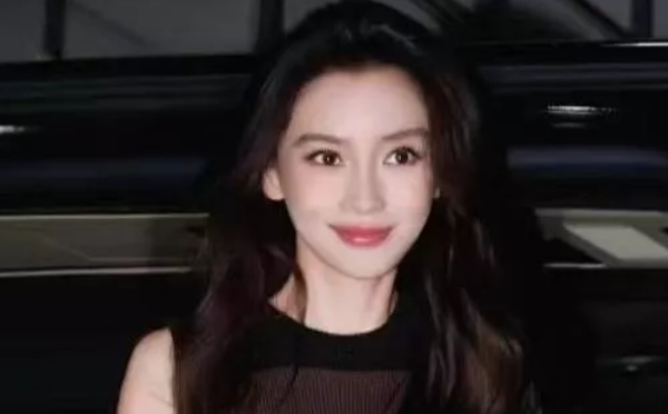杨颖落地米兰,穿白衬衫配阔腿裤