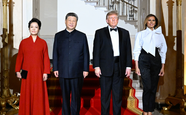 习近平彭丽媛上演罕见一幕
