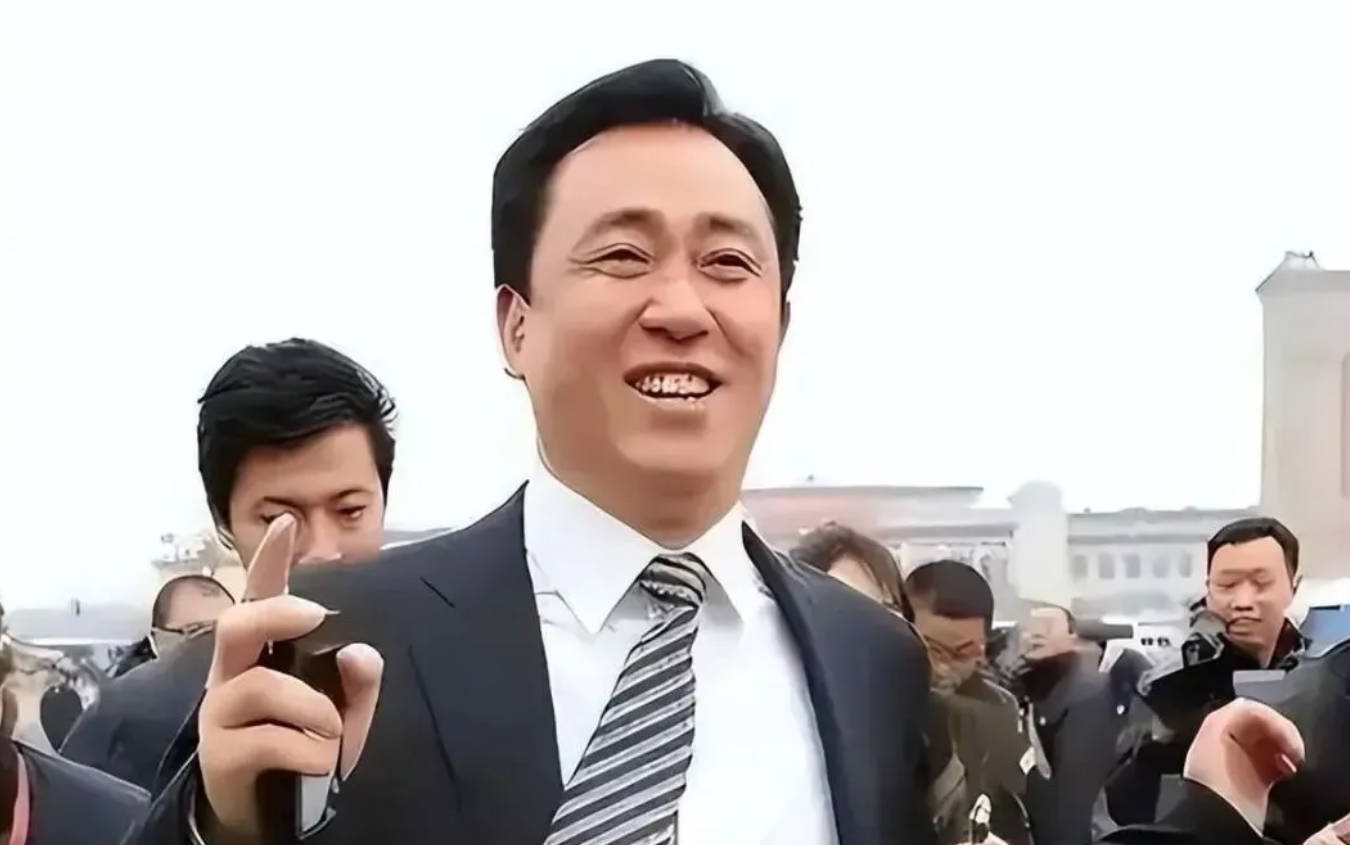 许家印落幕，一张旧合影炸出顶级大佬差距