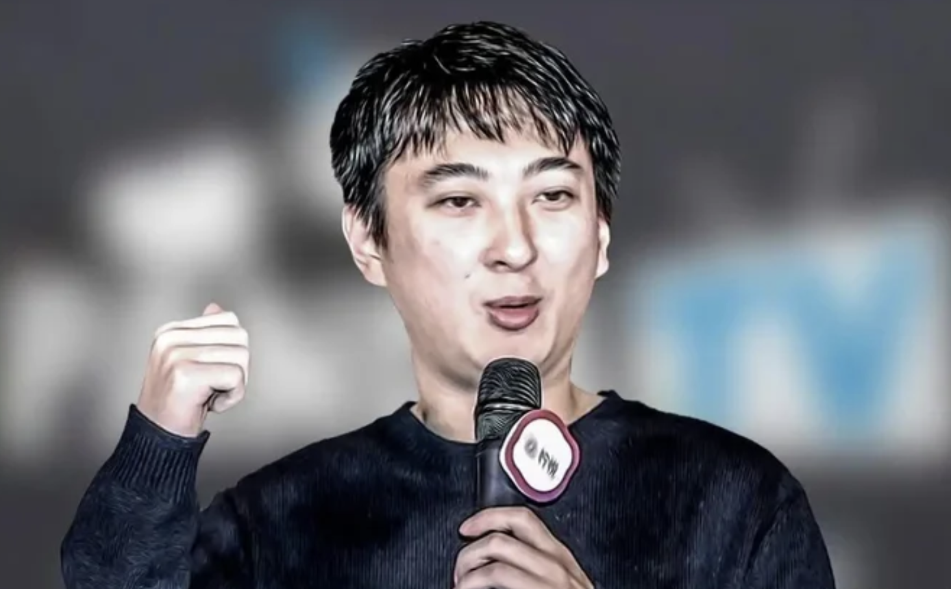 王思聪脸圆驼背，沧桑到认不出