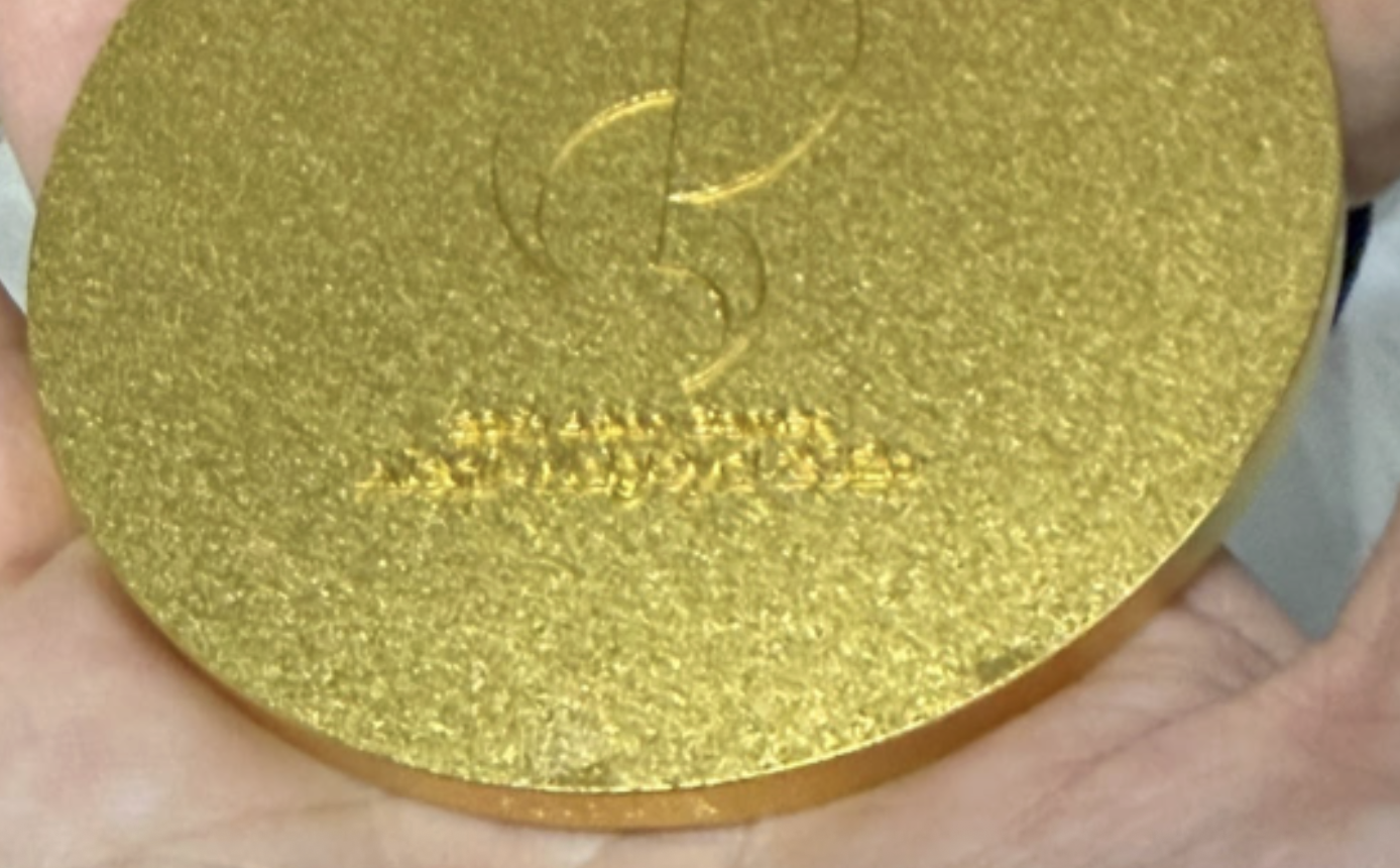金牌有瑕疵，组委会连夜更换
