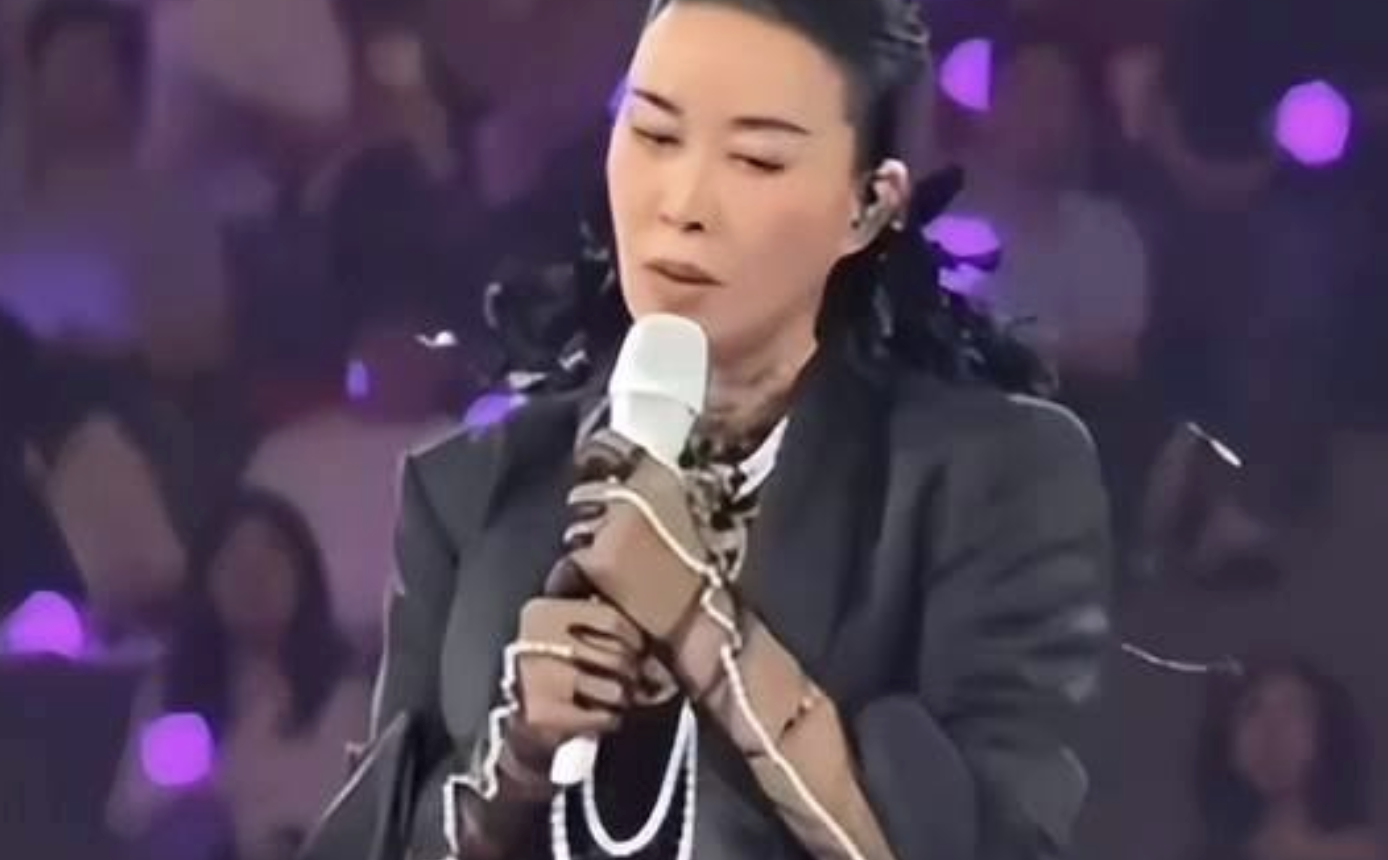 那英演唱会临时加歌，哽咽清唱送别刘欢