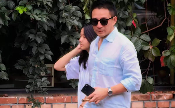 玥儿穿白T恤超像大S