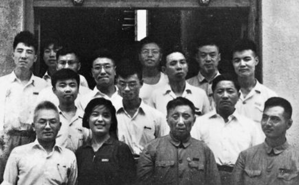 复旦大学新闻馆前的留影