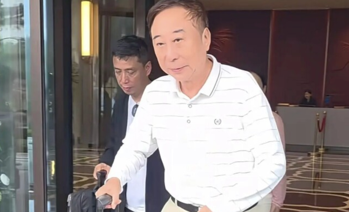 69岁冯巩回姐姐家过中秋