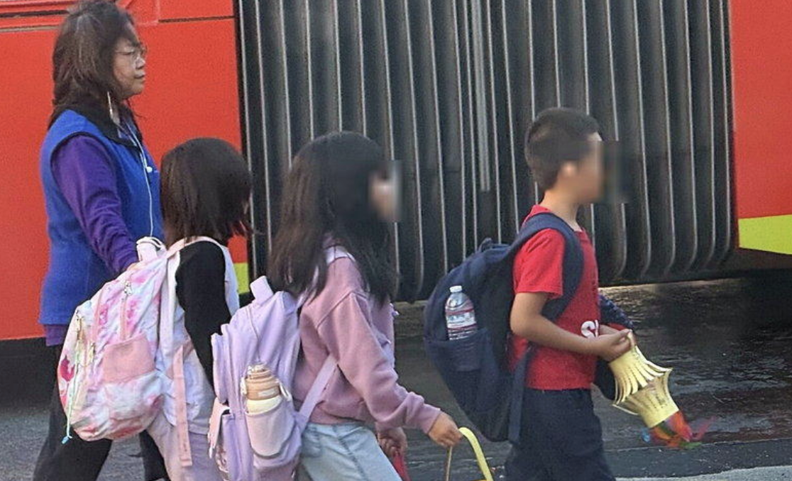 华埠过中秋佳节，孩子提灯笼传承习俗