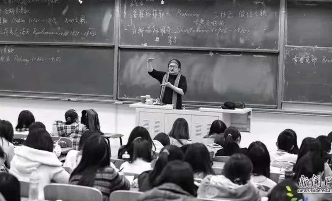 学生追忆刘欢：他的课要靠“抢”