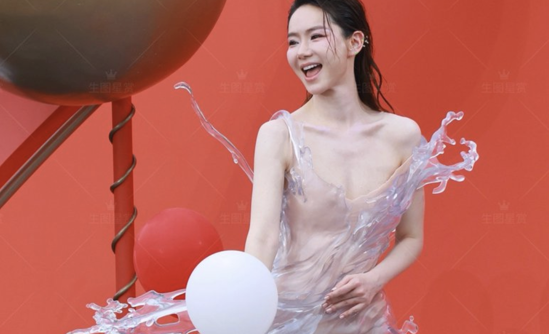 戚薇近全裸“透明水花”新造型