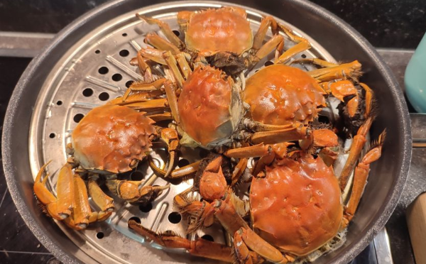 广州酒家的月饼和一只螃蟹