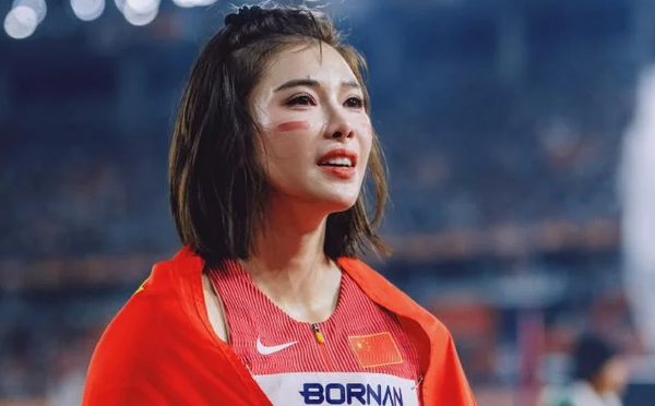 吴艳妮摘铜后发博