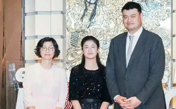 姚明回老家吃席，身形高又壮