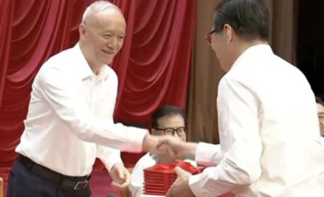 蔡奇反常发声，暴露信心危机