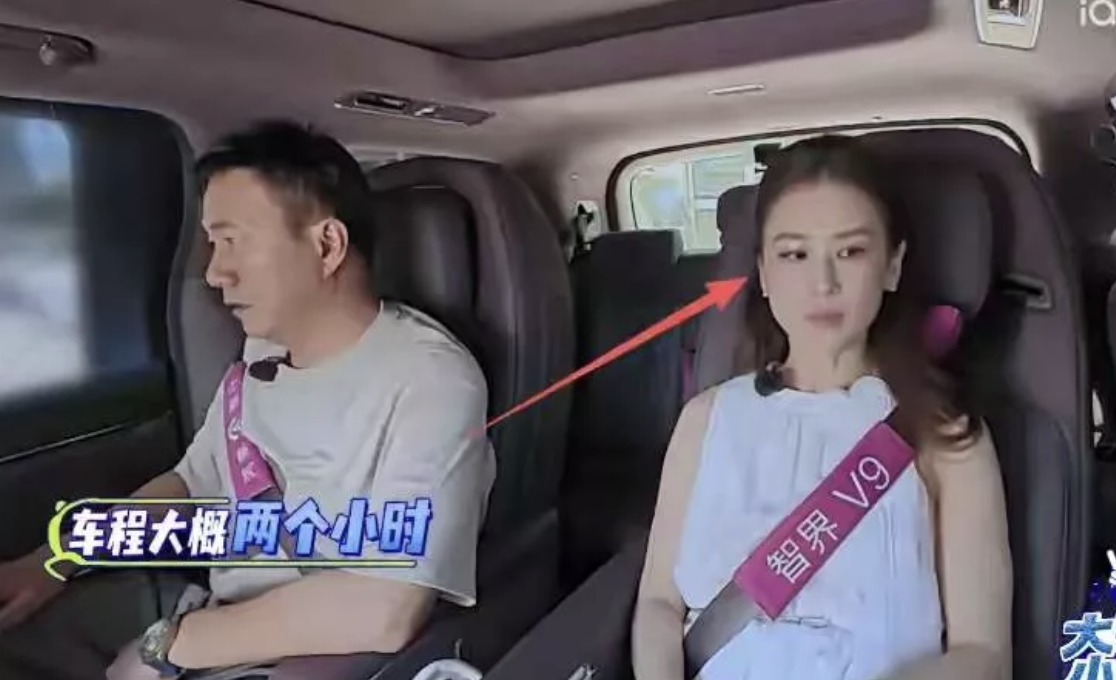 胡军当助理,黄圣依全程黑脸不耐烦