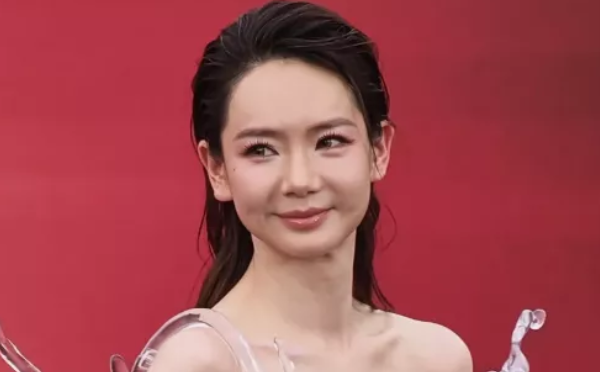 芭莎之夜:戚薇大胆,白鹿身材好顶