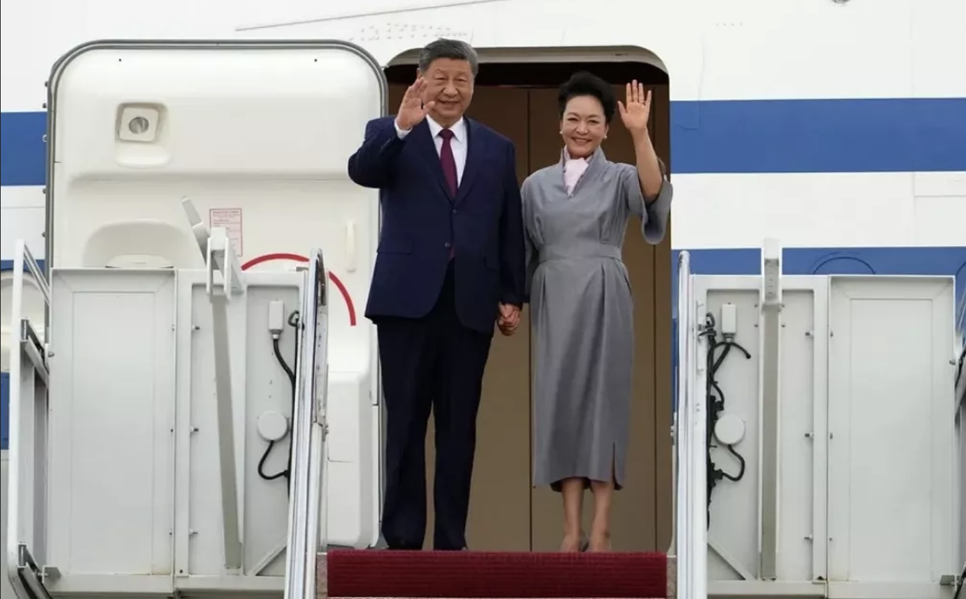 习近平罕见紧牵彭丽媛