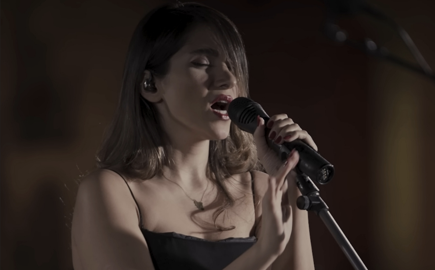 伊朗女歌手演出不戴头巾，判笞刑74鞭