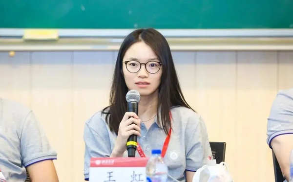 王虹出席纽约大学举办的庆功宴