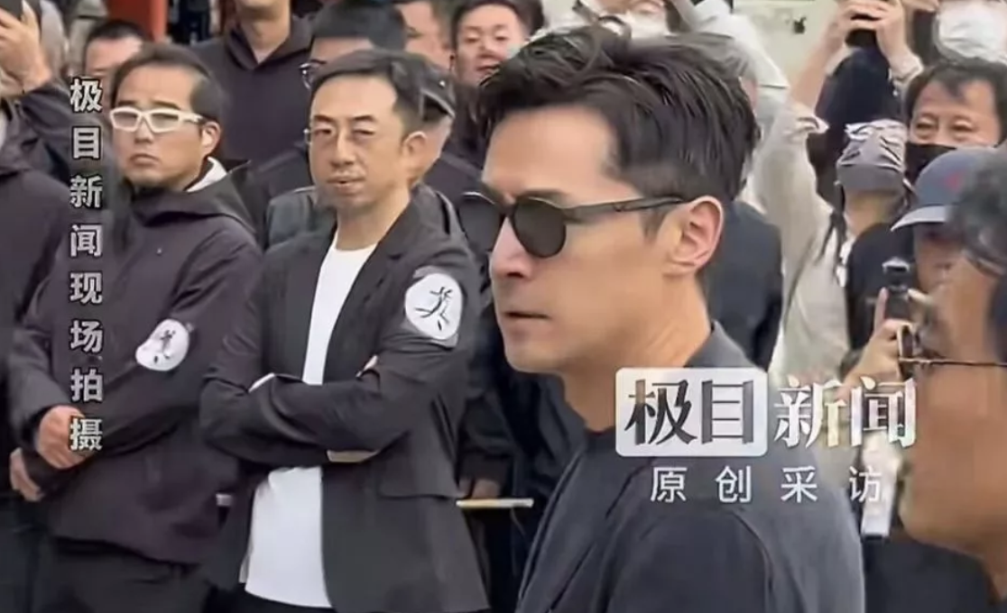 胡歌陈龙现身游本昌追悼会